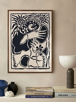 Gerahmter abstrakter Schwarz-Weiß-Druck mit Sonnenmotiven, Blumen und Figur an der Wand