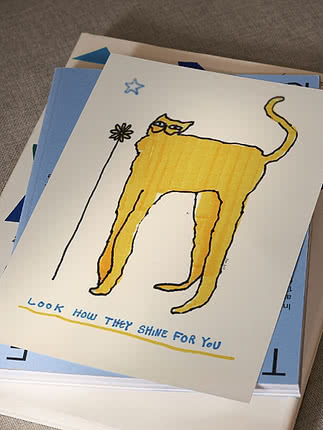 Illustreret kort med gul kat, blomst og teksten "Look how they shine for you"