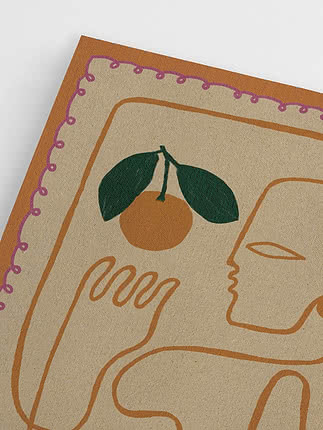 Gros plan sur un tissu avec visage abstrait, main et orange aux feuilles vertes