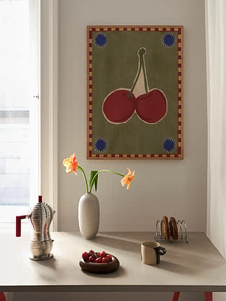 Gerahmtes Kirschposter über einem Tisch mit Vase, Espressokocher, Becher und Tomaten