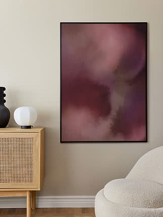Abstrakt poster i rosa och vinröda toner i svart ram på beige vägg