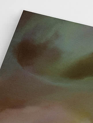 Gros plan sur le coin d'une toile imprimée au motif abstrait vert et brun