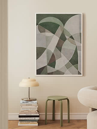 Gerahmter abstrakter Print mit grünen und beigen geometrischen Formen über Hocker und Lampe