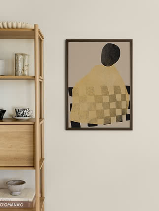 Gerahmter abstrakter Kunstdruck mit beigen und schwarzen Formen an der Wand