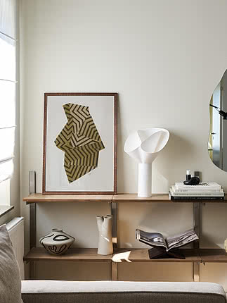 Étagère murale en bois avec art abstrait encadré, lampe blanche, livres et céramiques