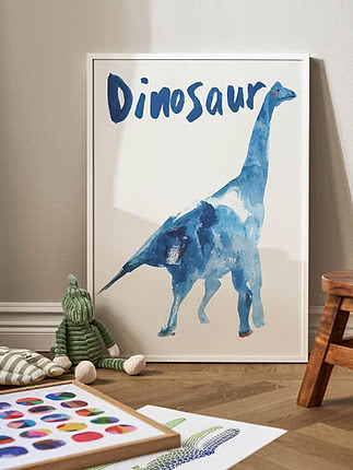 Gerahmtes Poster mit blauem Aquarell-Dinosaurier und dem Wort „Dinosaur“.