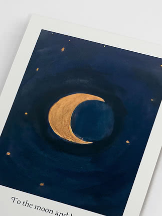 Kunsttryk med gylden halvmåne på mørkeblå nattehimmel med små stjerner