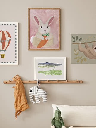 Poster incorniciato con coniglio e carota su sfondo rosa nella cameretta