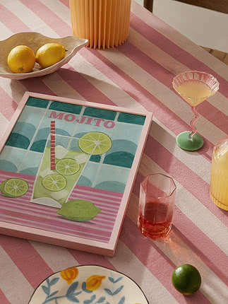 Ingelijste mojito-poster op roze gestreepte tafel met citroenen, limoen en kleurrijke glazen
