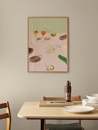 Stampa d'arte incorniciata con bicchieri da cocktail, bottiglie e ombre su sfondo pastello