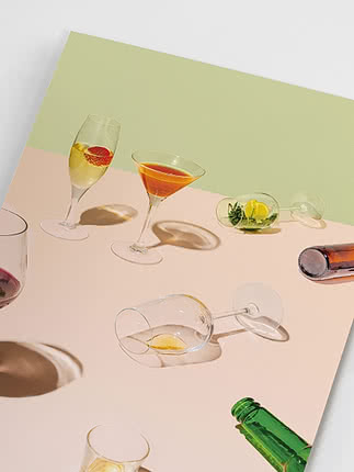 Bicchieri da cocktail assortiti con drink colorati e agrumi su tavolo pastello