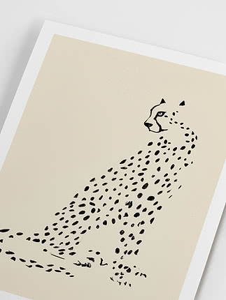 Stampa d'arte minimalista con ghepardo maculato su sfondo beige chiaro e bordo bianco