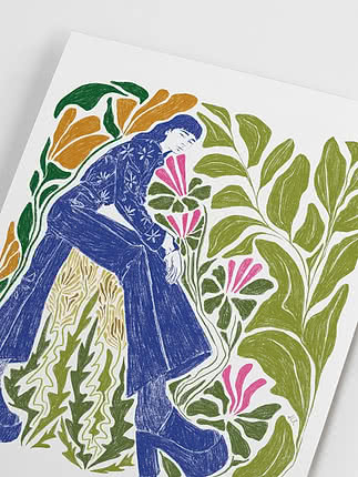 Poster illustrato con donna in abito blu tra foglie verdi e fiori colorati