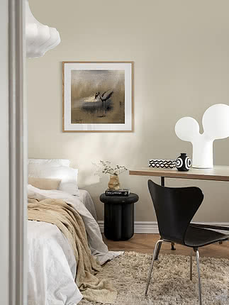 Stampa Marsh Song in cornice di rovere con passepartout bianco su parete beige in camera, sopra un tavolino rotondo nero