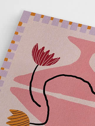 Primo piano in diagonale della stampa senza cornice che mostra il bordo a scacchi lilla e arancio accanto a un fiore a righe