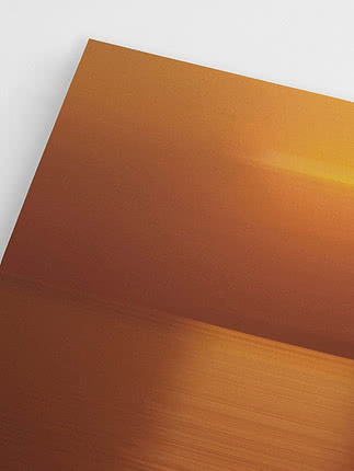 Primo piano in diagonale della stampa senza cornice che mostra le fini fasce ambrate che riportano la luce sull'acqua