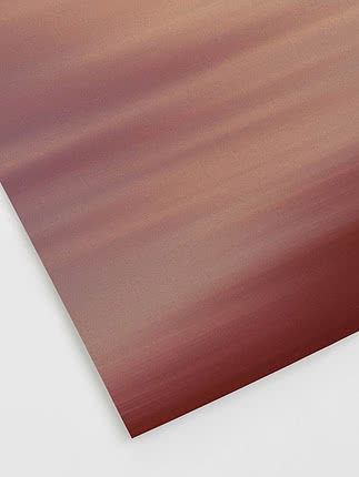 Primo piano in diagonale della stampa senza cornice che mostra la sfocatura dove le striature rosa sprofondano nel rosso vino