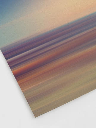 Primo piano in diagonale della stampa senza cornice che mostra le strette fasce viola e ruggine striate sotto la giuntura