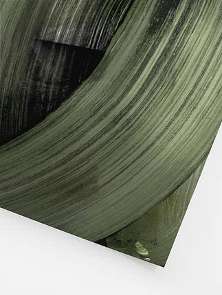 Primo piano in diagonale della stampa senza cornice che mostra le linee di setola in un arco verde e il fondo più scuro
