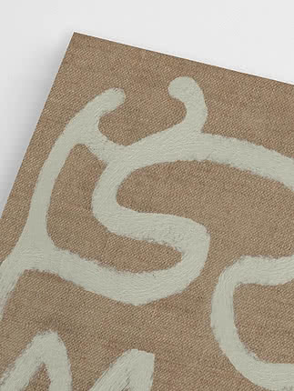 Primo piano in diagonale della stampa senza cornice che mostra la pesante linea crema in rilievo sul fondo tabacco intrecciato