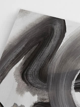 Primo piano in diagonale della stampa senza cornice che mostra le linee di setola nel tratto grigio chiaro e il bianco nudo