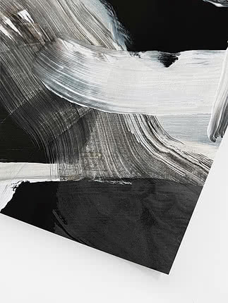 Primo piano in diagonale della stampa senza cornice che mostra ogni linea di setola nella banda bianca dove taglia il nero