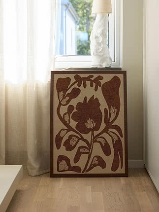 Druck Earthy Floral im dunklen Holzrahmen auf dem Boden stehend vor einem Fenster mit dünnem weißem Vorhang