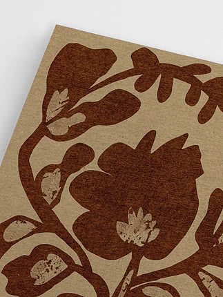 Schräge Nahaufnahme des ungerahmten Drucks mit den scherengeschnittenen Kanten, den blassen Flecken in den Blättern und dem Kraftpapier