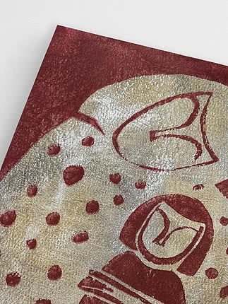 Schräge Nahaufnahme des ungerahmten Drucks, in der das Gold durch das ungleichmäßige Rot bricht und der Mantel schwere Punkte trägt