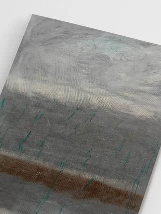 Gros plan en biais du tirage sans cadre montrant le ciel peigné, la bande de rouille et les touches bleu canard dispersées