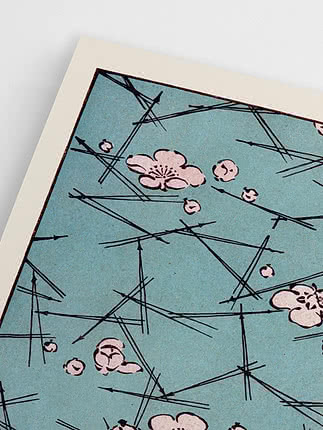 Gros plan de l'impression turquoise et de sa marge crème, avec fleurs de prunier roses et lignes noires croisées