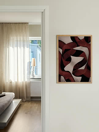 Druck Red Swirls im Eichenrahmen an cremefarbener Wand neben einem Durchgang in ein Schlafzimmer mit dünnen Vorhängen