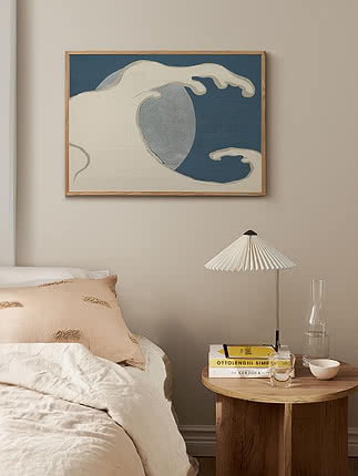 Druck Waves and Sun im Eichenrahmen an beiger Schlafzimmerwand über einem Bett mit rosé Kissen und einer Plisseeleuchte