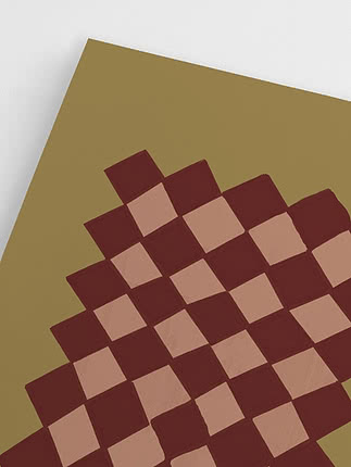 Primer plano del borde superior de la retícula de rombos, donde las esquinas pintadas se encuentran con el fondo mostaza