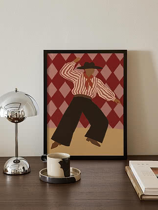 Poster Retro Dance Character in cornice nera appoggiato su un piano in legno scuro accanto a una lampada da tavolo cromata, una tazzina da espresso e un libro