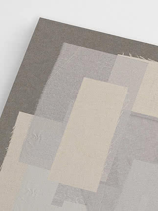 Gros plan du coin supérieur montrant le bord de lin effiloché et la couche transparente posée sur le carton gris