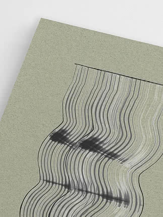 Nahaufnahme der welligen Säule aus feinen Linien auf dem salbeigrauen Grund, mit den dunklen Schlieren dort, wo sich die Linien zusammendrängen