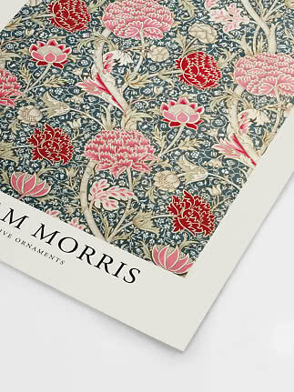 William Morris blomsterprint med røde og lyserøde blomster på blå baggrund