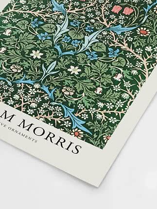 Plakat med William Morris-blomstermønster i grøn, blå, hvid og rosa på hvid baggrund.