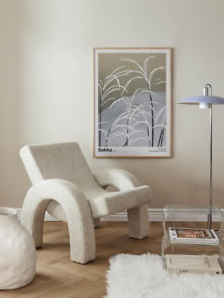 Salon moderne avec fauteuil crème, lampadaire et affiche botanique encadrée au mur