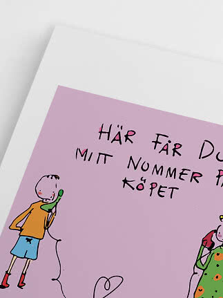 Nærbillede af lyserød plakat med håndskrevet svensk tekst og farverige illustrationer