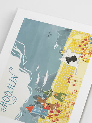 Plakat z Muminkami na kwiecistej łące przy niebieskim domu i górach