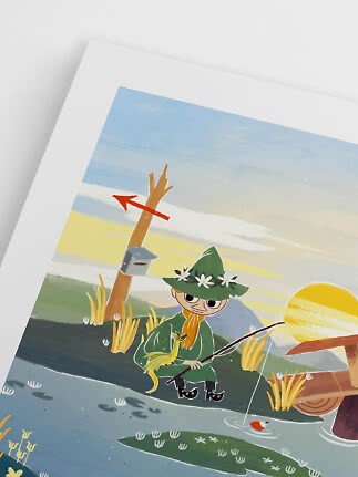 Illustration av figur i grön hatt som fiskar vid vattnet i solnedgång