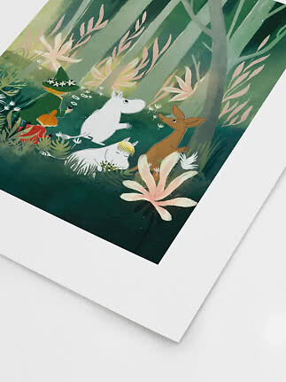 Illustration af Mumitroldene og venner i en grøn skov med store lyse blomster