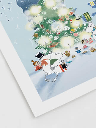 Illustration des Moumines près d’un sapin de Noël lumineux rempli de décorations