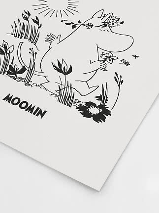 Sort-hvid Mumi-illustration med blomster og sol på hvid plakat