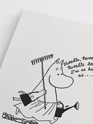 Sort-hvid illustration af Mumitrold med rive og vandkande samt håndskrevet tekst