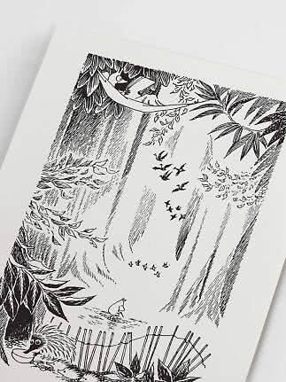 Sort-hvid illustration af skov med possum i gren og næbdyr nederst