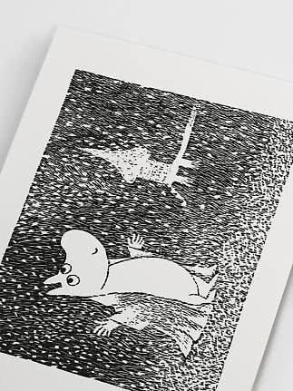 Illustration en noir et blanc d’un personnage Moomin avec des poissons sous l’eau