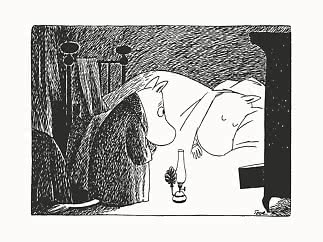 Sort-hvid illustration af et soveværelse med seng, pude, gardiner og en lille lampe på gulvet.